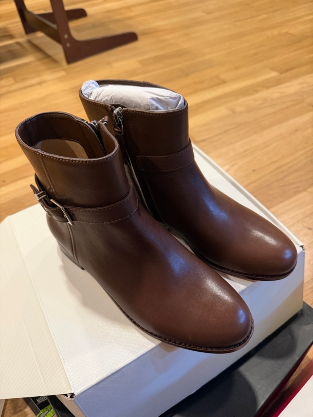 Designer women’s Brown Leather Ankle Boots. Size 6 (64)